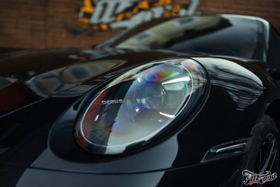 Оклеили кузов и глянец в салоне Porsche 911 полиуретаном, очистили кожу и покрыли керамикой